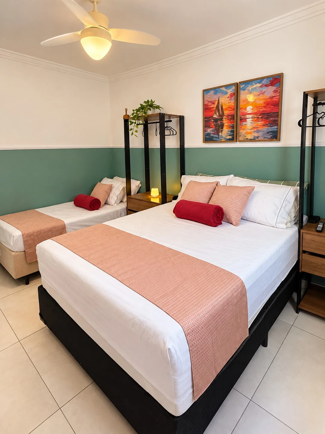 Quarto com cama de casal, apartamento pé na areia em Praia Grande