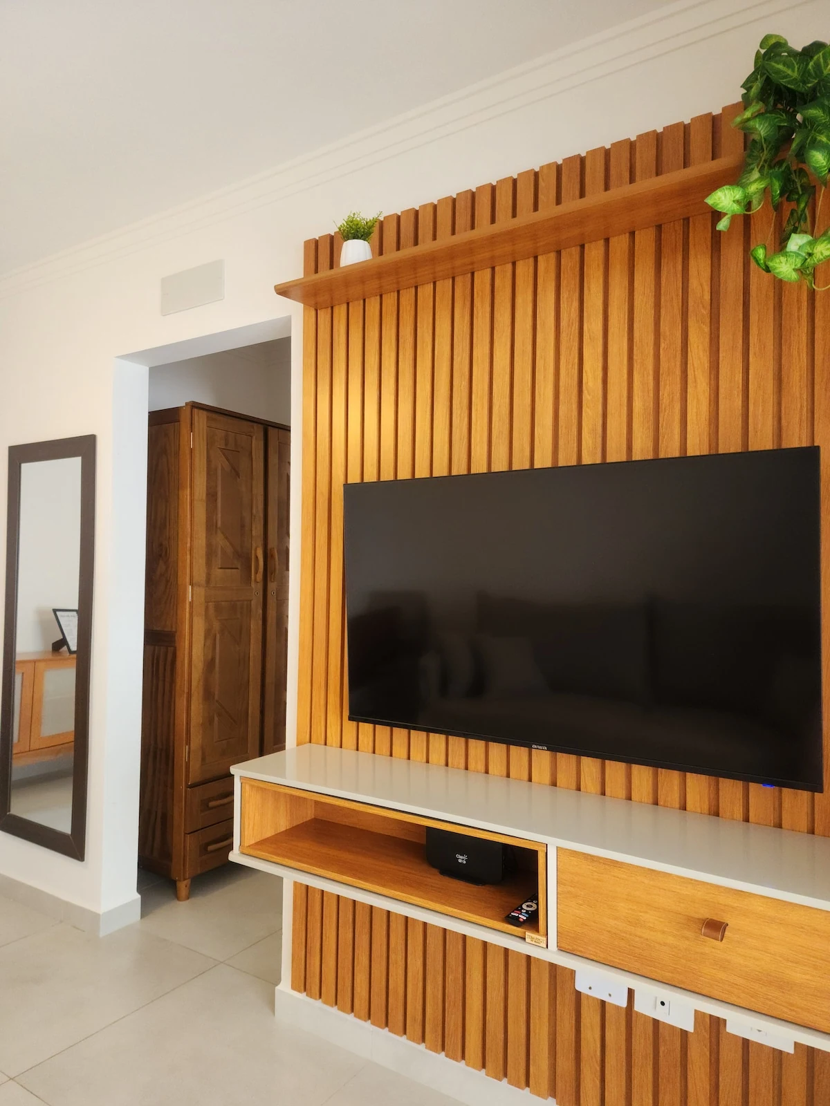 Smart TV da sala, apartamento pé na areia em Praia Grande