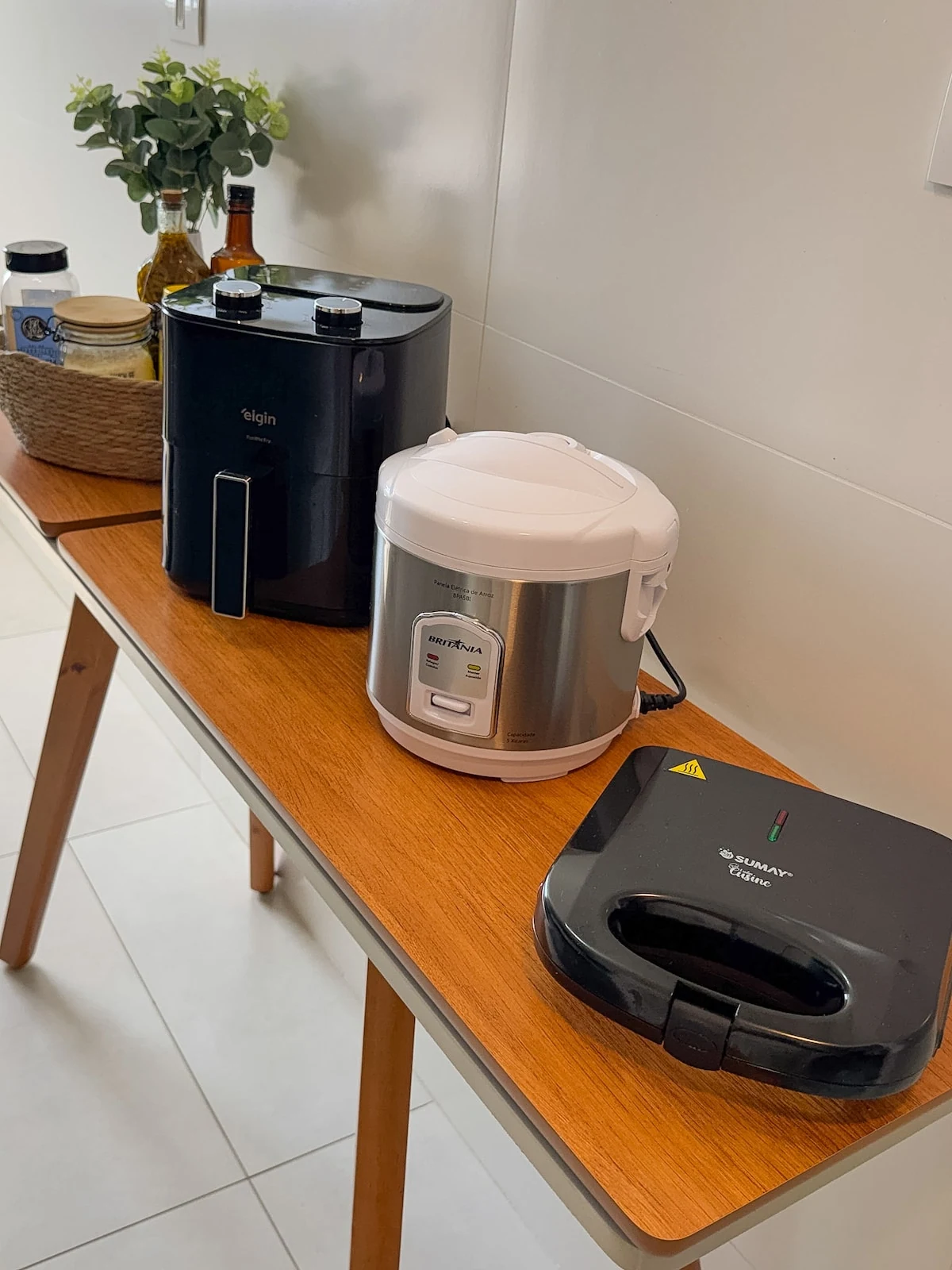 Air fryer e panela de arroz, apartamento pé na areia em Praia Grande
