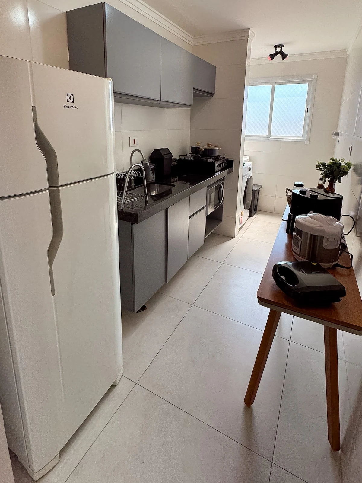 Cozinha equipada, apartamento pé na areia em Praia Grande