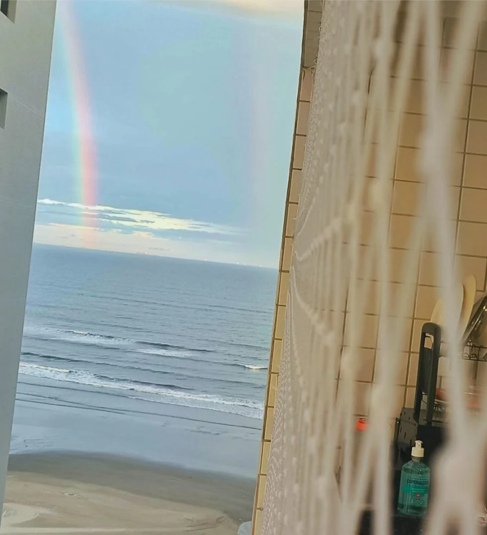 Mar visto da varanda, apartamento pé na areia em Praia Grande