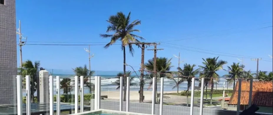 Praia e coqueiros, apartamento pé na areia em Praia Grande