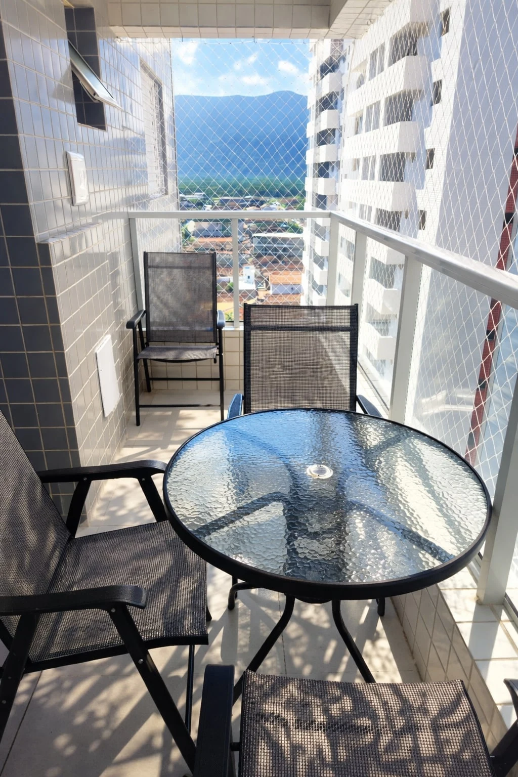 Mesa da varanda, apartamento pé na areia em Praia Grande