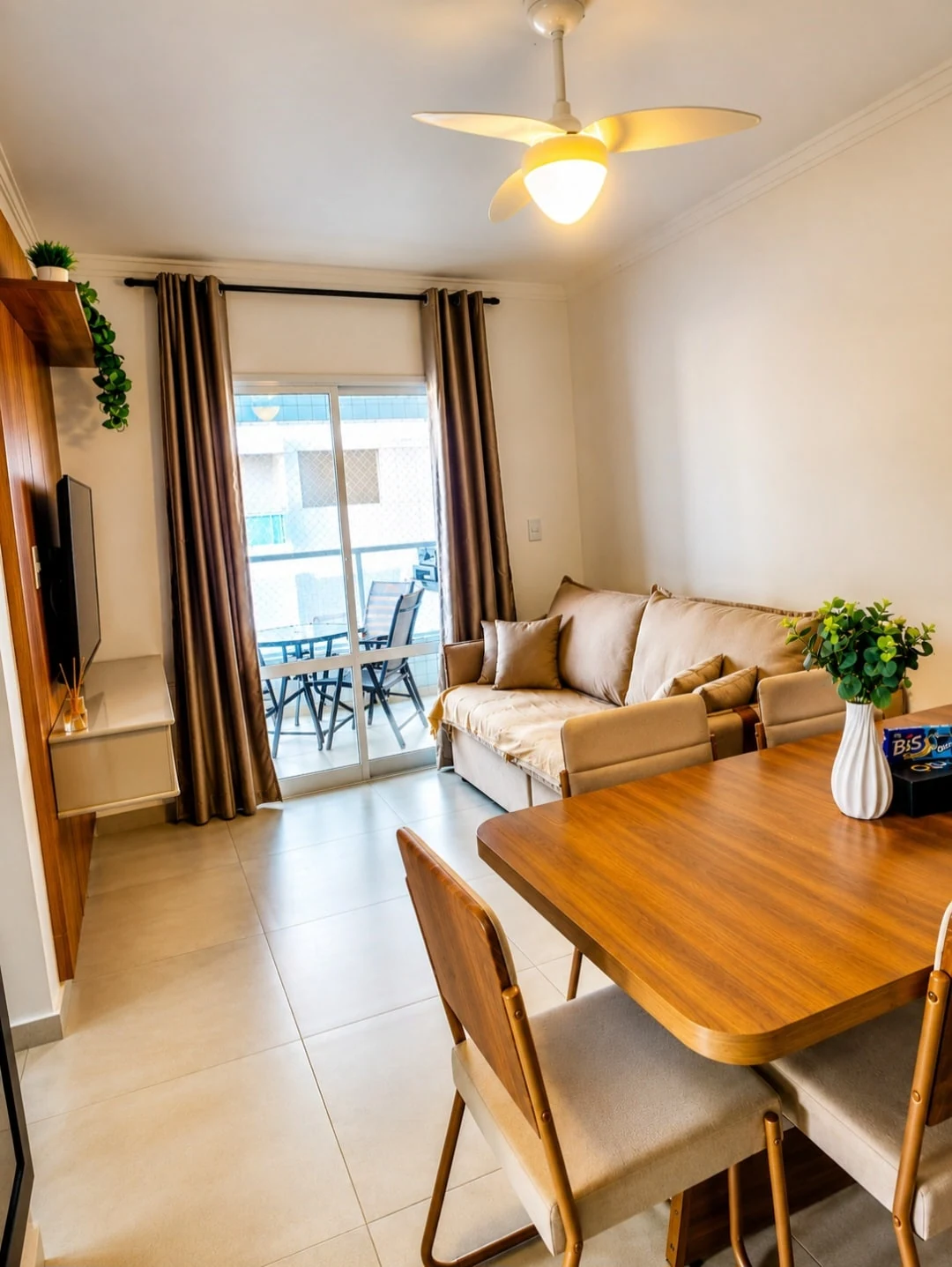 Sala com varanda, apartamento pé na areia em Praia Grande