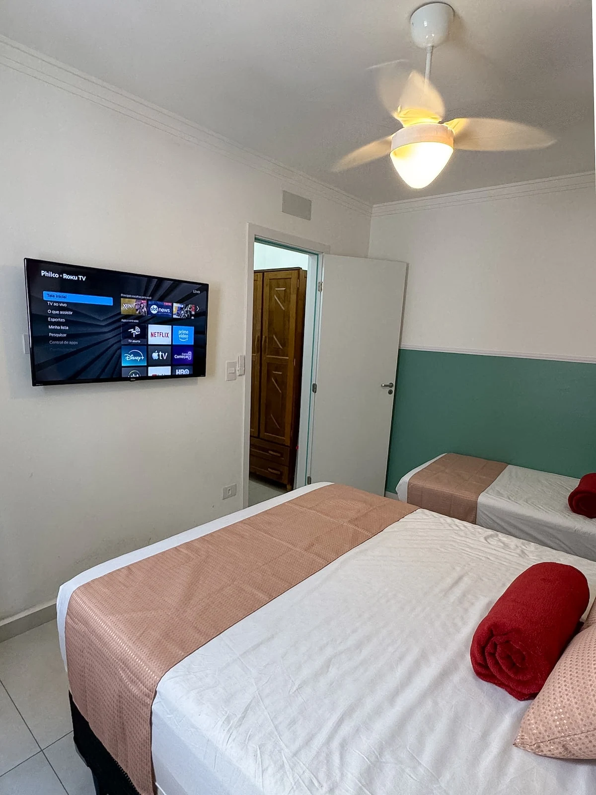 Smart TV do quarto, apartamento pé na areia em Praia Grande