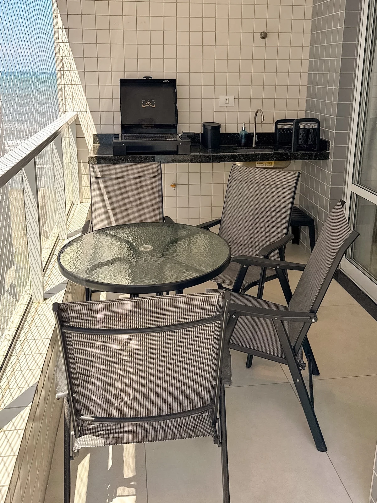Cadeiras da varanda, apartamento pé na areia em Praia Grande