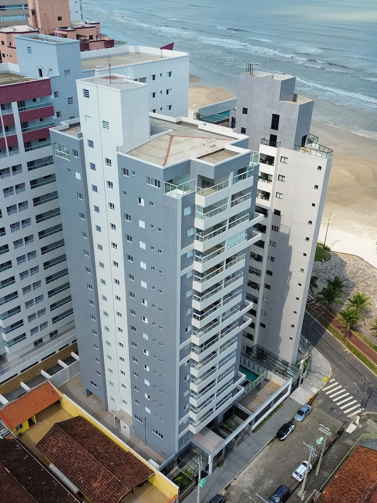 O prédio visto de cima, apartamento pé na areia em Praia Grande
