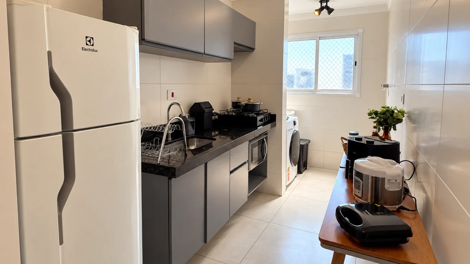 Cozinha equipada, apartamento pé na areia em Praia Grande