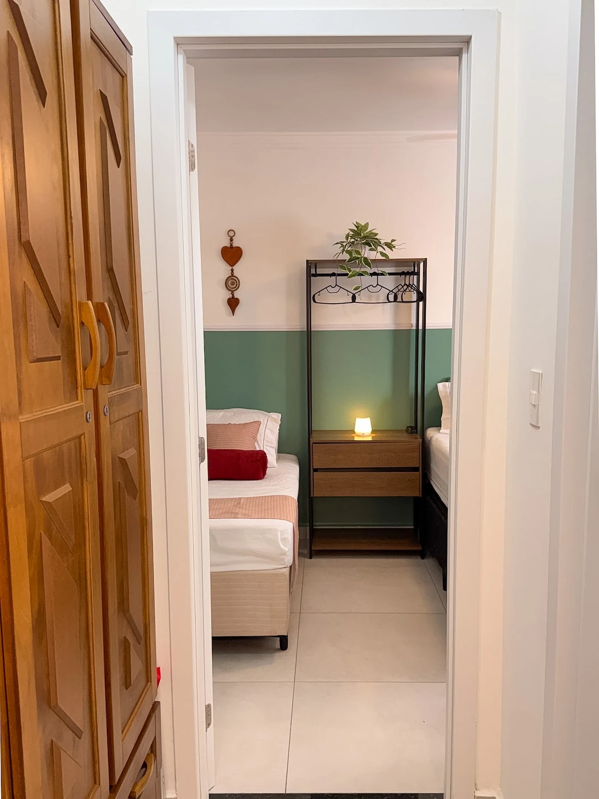 Closet do quarto, apartamento pé na areia em Praia Grande