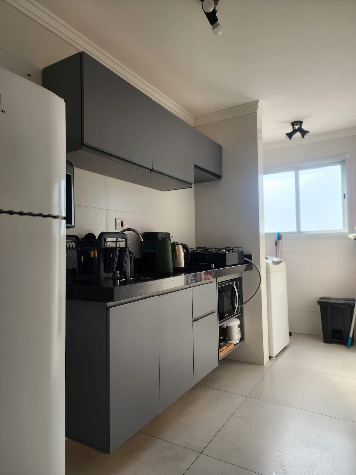Geladeira e bancada, apartamento pé na areia em Praia Grande