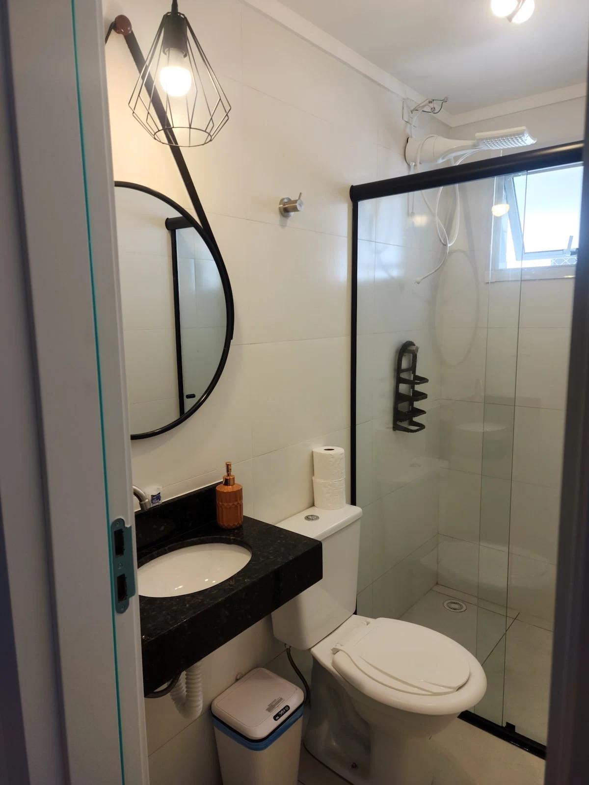 Banheiro, apartamento pé na areia em Praia Grande