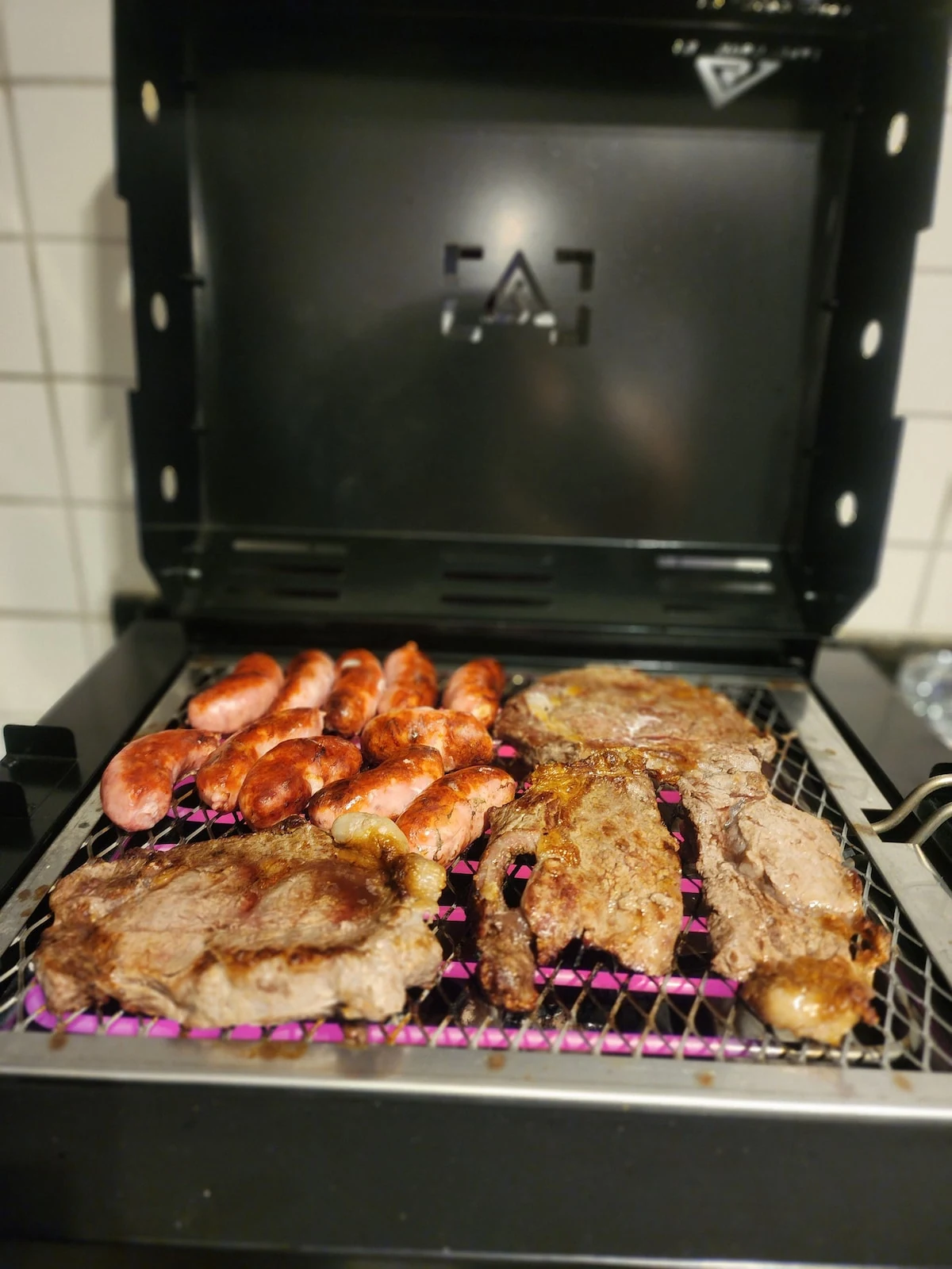 Churrasco na varanda, apartamento pé na areia em Praia Grande